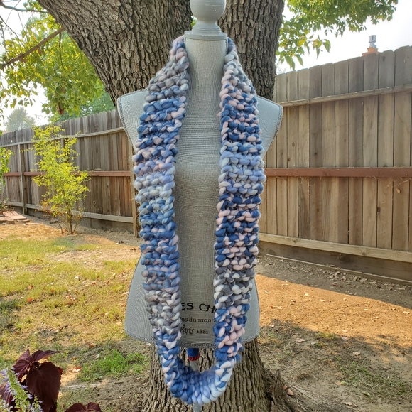 Handmade infinity scarf - Picture 3 of 6